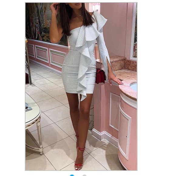 Dresses & Skirts - FINAL PRICE DROP! Cute Dress with ruffle